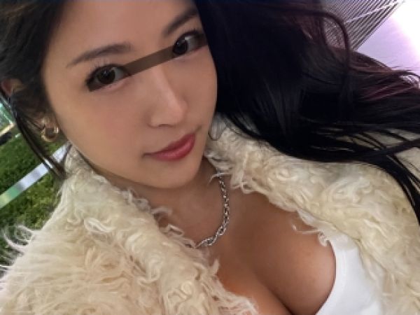 【美巨乳お姉さんの乱交流出】ゴージャス美人、彼氏と他人チンポで大胆プレイ！手コキ＆フェラで男たちを骨抜きにする！！