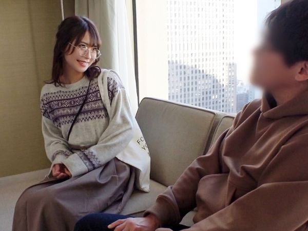 【メガネ受付嬢の秘密】『誰にも言わないで…』清楚な見た目と裏腹に、寂しさからナンパ男とヤリまくる！細い腰を掴んでバックで激突き！メガネ越しの悶える顔がエロすぎる！ｗ