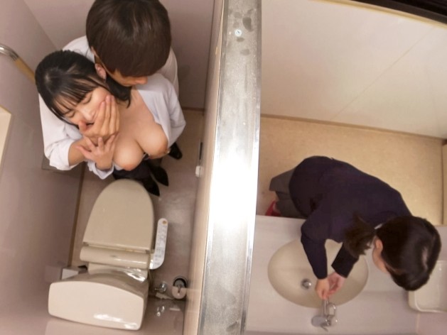 【Hカップ爆乳女教師】『誰か来るかも…』学校のトイレで同僚と禁断の密着セックス！スリル満点で火照るカラダを抑えきれない♥