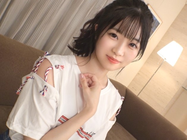 【ジムトレーナーの秘密】『ダメ…ここじゃ…』小柄で愛らしいインストラクターが、トレーニング後の汗ばむカラダで誘惑！小さな体をチンポで貫かれ、悶絶エッチ！♡